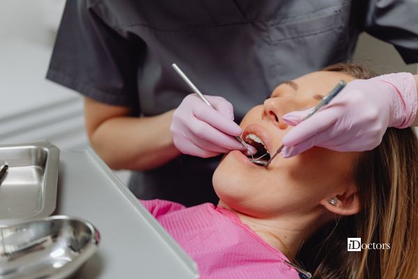 Valutazione odontoiatrica della zona dei molari in preparazione all’estrazione chirurgica del dente del giudizio.