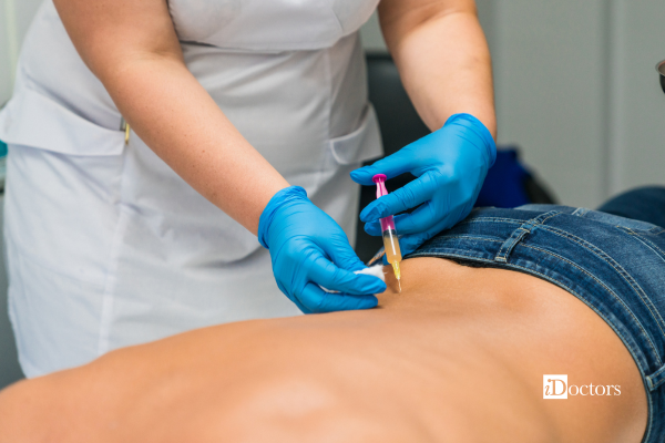 Professionista sanitario che esegue una seduta di ozonoterapia antalgica nella regione lombare.