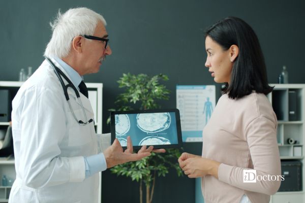 medico in colloquio con paziente in una visita di neuroradiologia interventistica