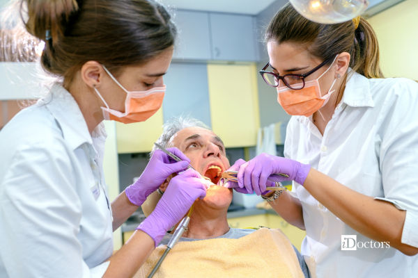 Estrazione dentale complessa eseguita da odontoiatri su un paziente.