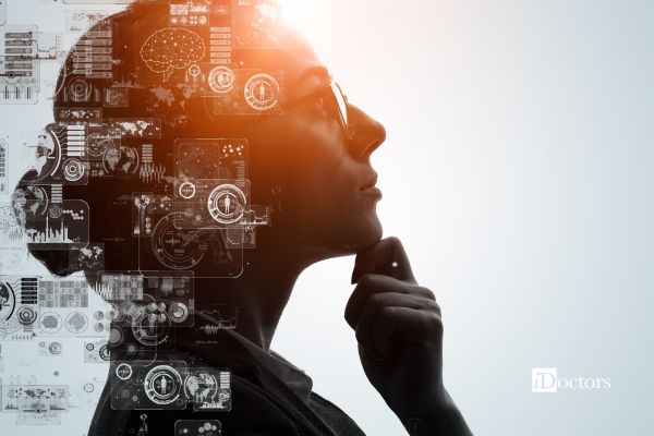 Profilo di una persona con elementi grafici digitali che rappresentano l'Intelligenza Artificiale e la mente umana