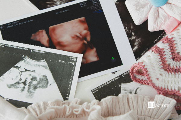Due foto di ecografie di una bambina, una normale ed una morfologica.