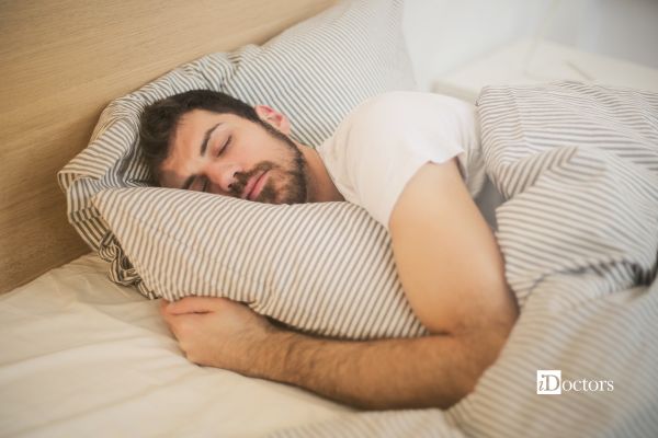 Uomo che dorme nel proprio letto