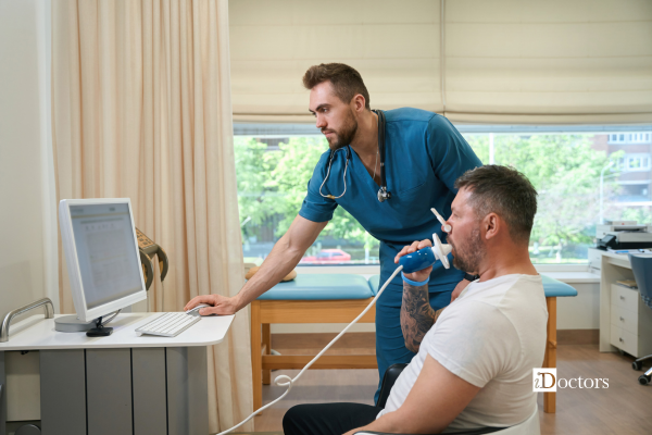 Paziente che sta effettuando una spirometria all'interno di uno studio medico.