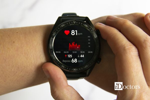 Persona consulta smartwatch con monitoraggio della frequenza cardiaca e dati HRV.