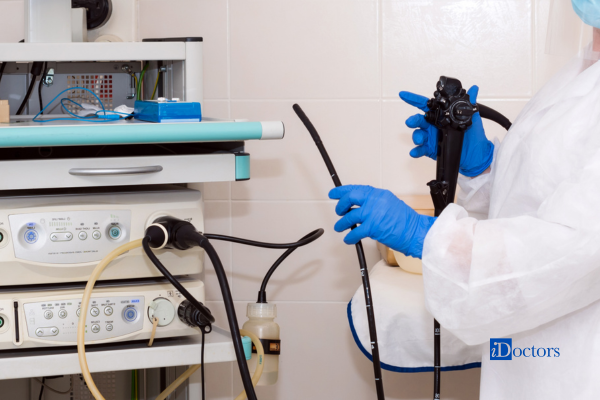 Specialista che prepara il fibrolaringoscopio per l’esecuzione dell’esame.