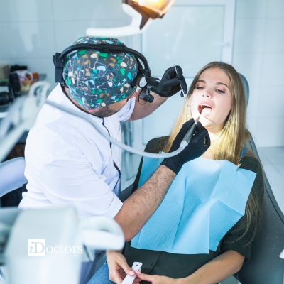 dentista che esegue sbiancamento dentale su paziente