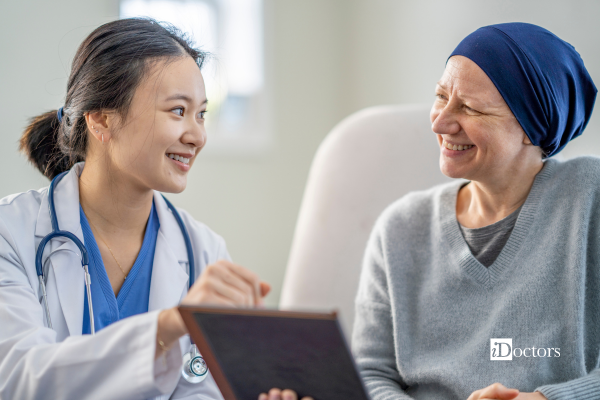 Visita di chirurgia oncologica durante un colloquio tra medico e paziente.