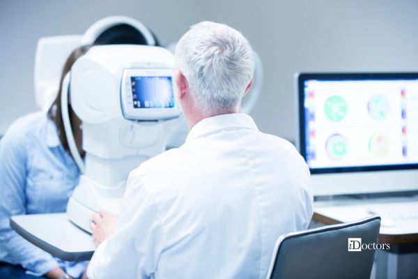 oculista esegue topografia corneale a una paziente
