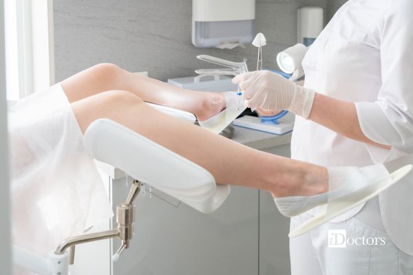 medico esegue cistoscopia con paziente distesa sul lettino
