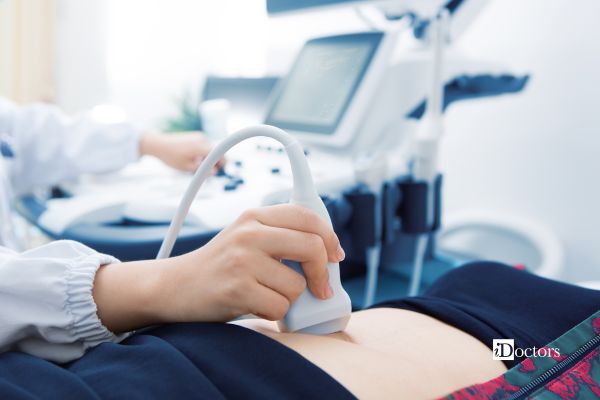 Medico esegue l'ecografia a un paziente disteso sul lettino
