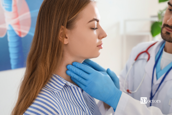 Un medico esamina la zona del collo di una paziente durante una visita specialistica alla tiroide.