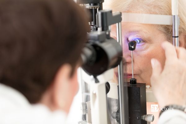 Paziente durante una tonometria ad applanazione