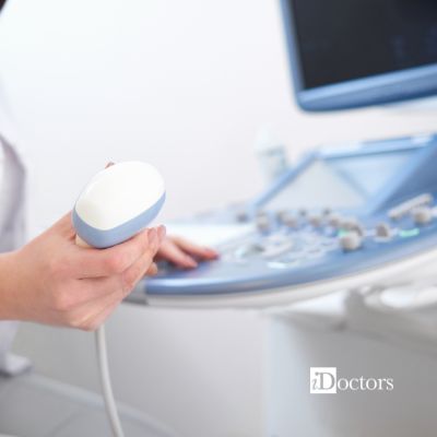 Mano che tiene una sonda ecografica durante un eco check-up medico