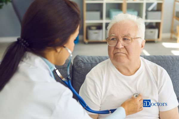 cardiologo esegue auscultazione cardiaca del paziente