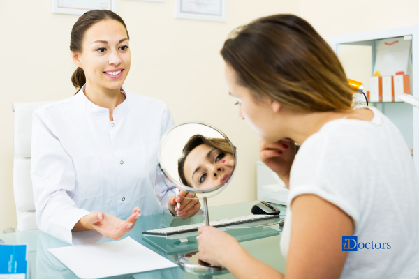 Visita di medicina estetica durante la quale il medico valuta le caratteristiche del viso insieme alla paziente.