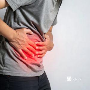 persona con mal di pancia, si tocca l’addome