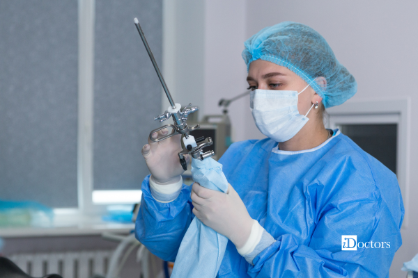 Professionista sanitaria prepara un isteroscopio per l’esecuzione di un’isteroscopia diagnostica.