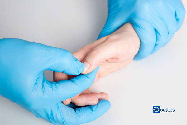 Un operatore sanitario esamina delicatamente un dito del paziente durante una valutazione medica.