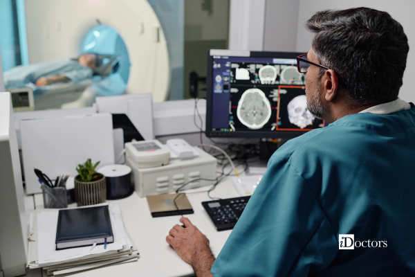 Un medico analizza le immagini di una risonanza magnetica attraverso una workstation diagnostica.