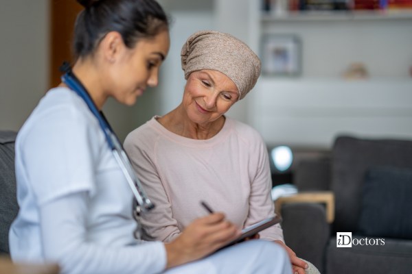 Dottoressa con una paziente oncologica mentre guardano una cartella clinica.