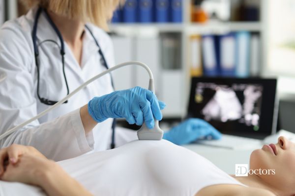 medico esegue ecografia mammaria durante visita senologica