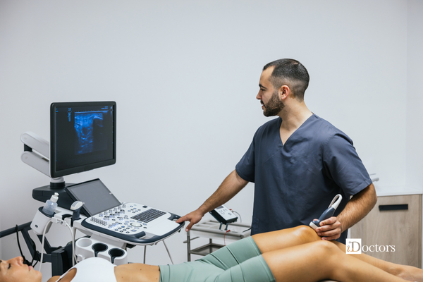 Un medico che effettua un'ecografia al muscolo del ginocchio di una paziente.