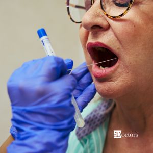 donna adulta sottoposta a tampone orofaringeo per test diagnostico delle infezioni respiratorie