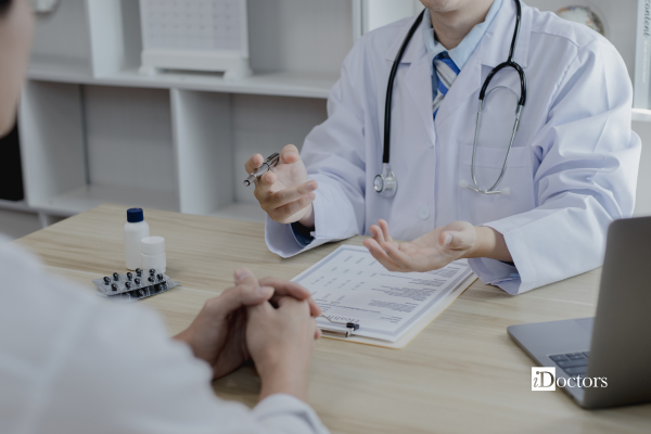 Un medico illustra al paziente una terapia durante un consulto medico.