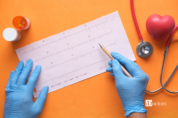 Tracciato di un elettrocardiogramma con accanto un cuore, uno stetoscopio e delle scatole con delle pasticche.