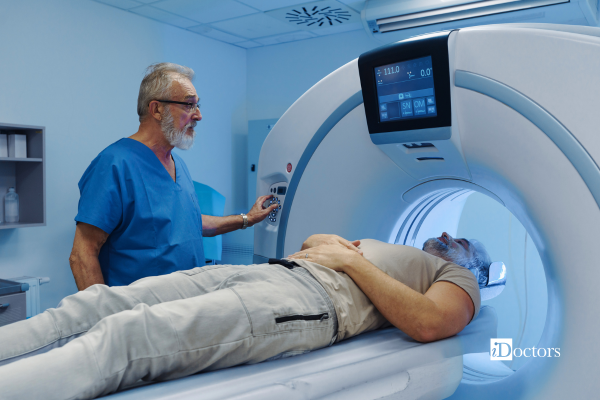 Medico di fronte ad un paziente steso pronto per effettuare un esame diagnostico.