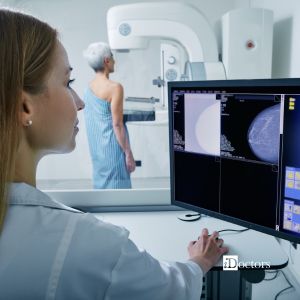 Tecnica sanitaria esegue una mammografia di screening