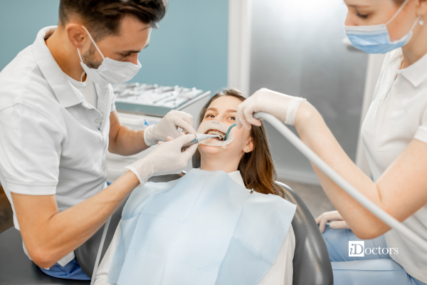 Visita ortodontica con valutazione dei denti e delle arcate dentarie della paziente.