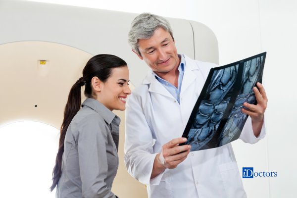 Visita chirurgica con valutazione delle immagini radiologiche insieme al paziente.