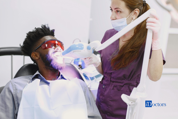 Sbiancamento dentale professionale eseguito su un paziente in studio odontoiatrico.