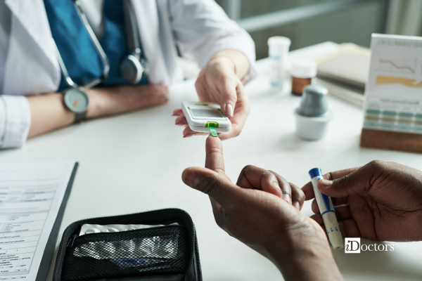 Un medico misura la glicemia di un paziente durante una visita diabetologica.