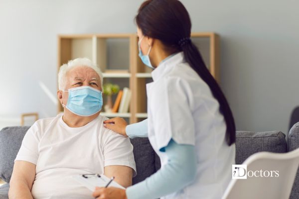 medico che esegue visita specialistica in malattie infettive