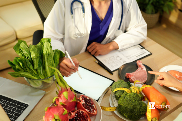 Medico seduto con vari alimenti sul tavolo che scrive su un tablet un piano alimentare.