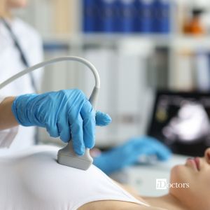 Medico che esegue un’ecografia mammaria su paziente