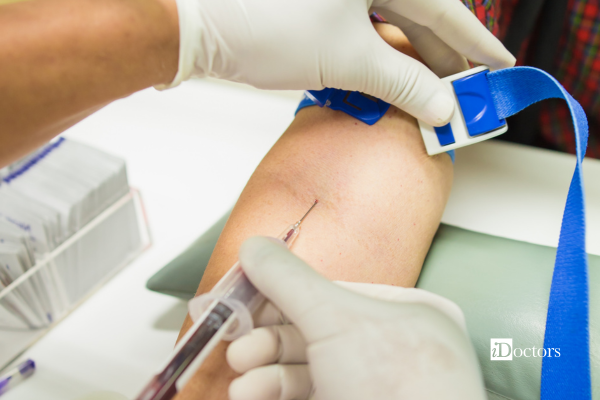 Prelievo di sangue durante un esame ematologico.