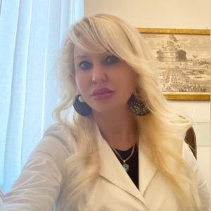 Dr.ssa Simona Caldarone Dentista o Odontoiatra